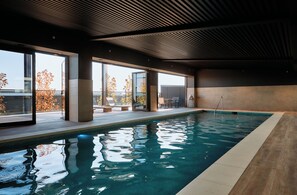 Indoor pool, sun loungers