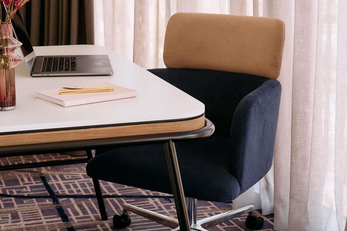 Hochwertige Bettwaren, Pillowtop-Betten, Schreibtisch