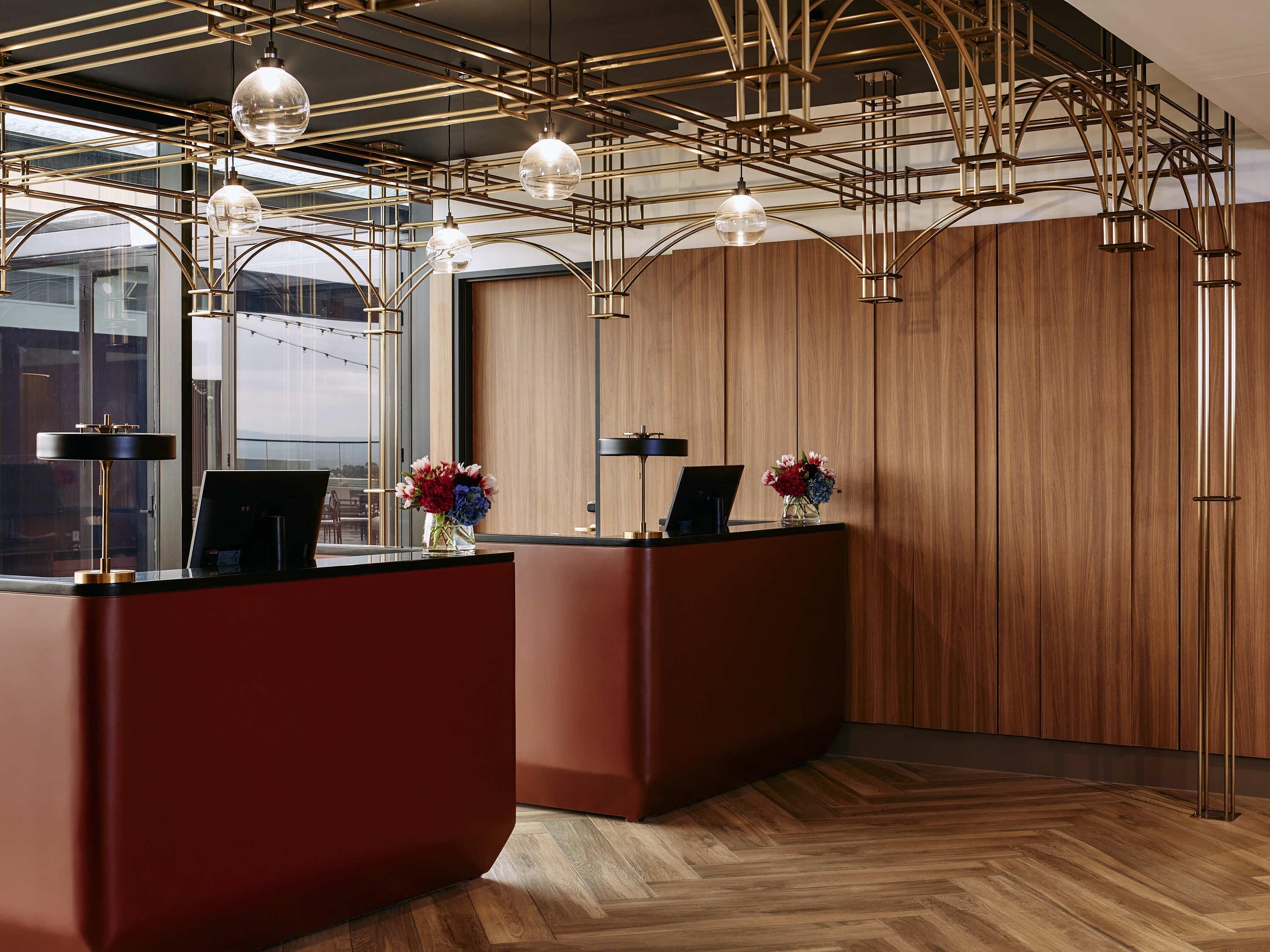 Una reception dal design moderno, una parete in legno e un pavimento a parquet a spina di pesce.