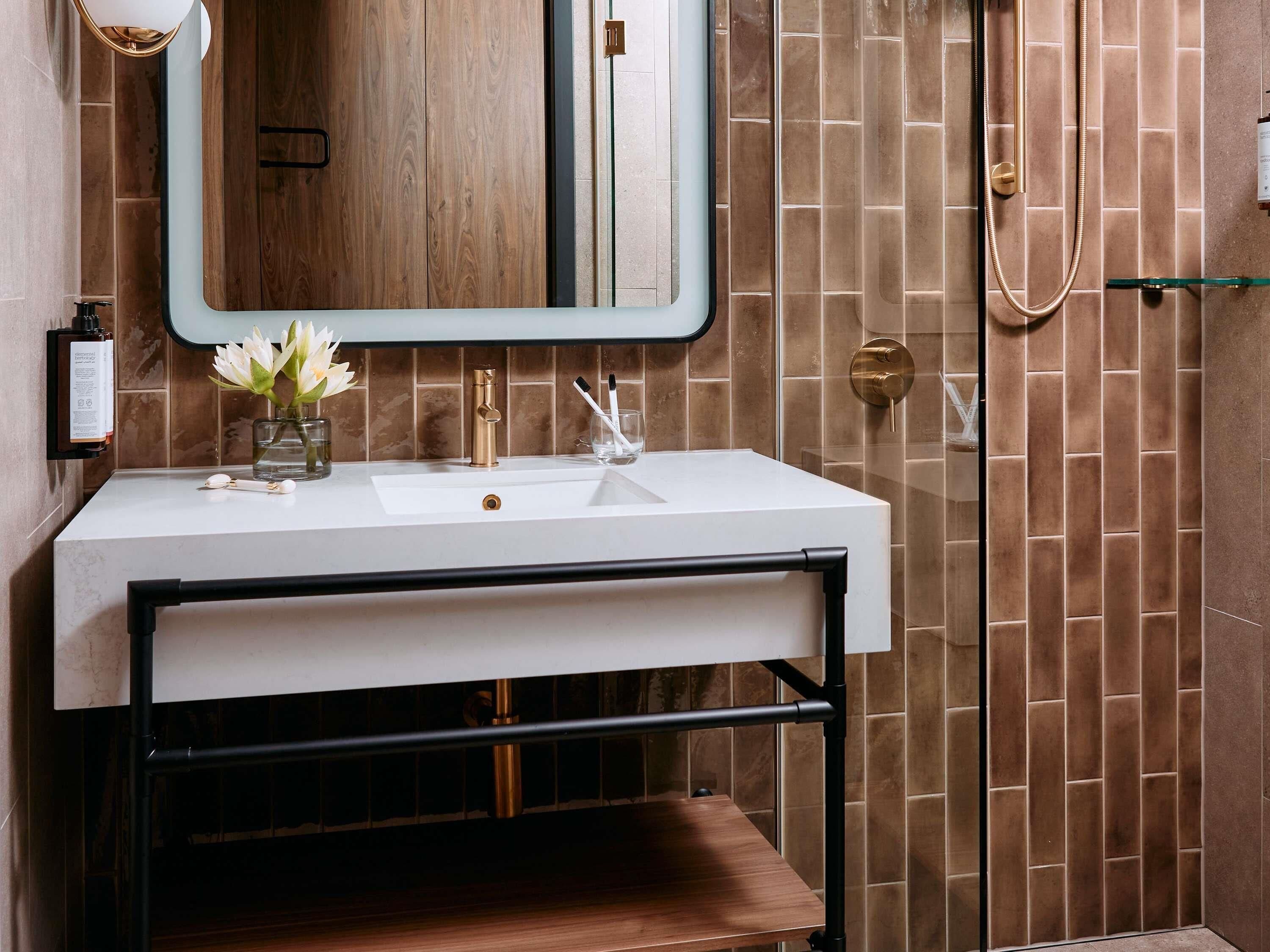 고급 침구, 필로우탑 침대, 책상, 노트북 작업 공간