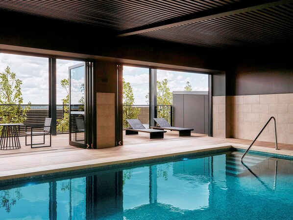Piscine couverte, chaises longues