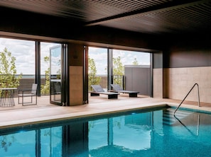 Piscine couverte, chaises longues