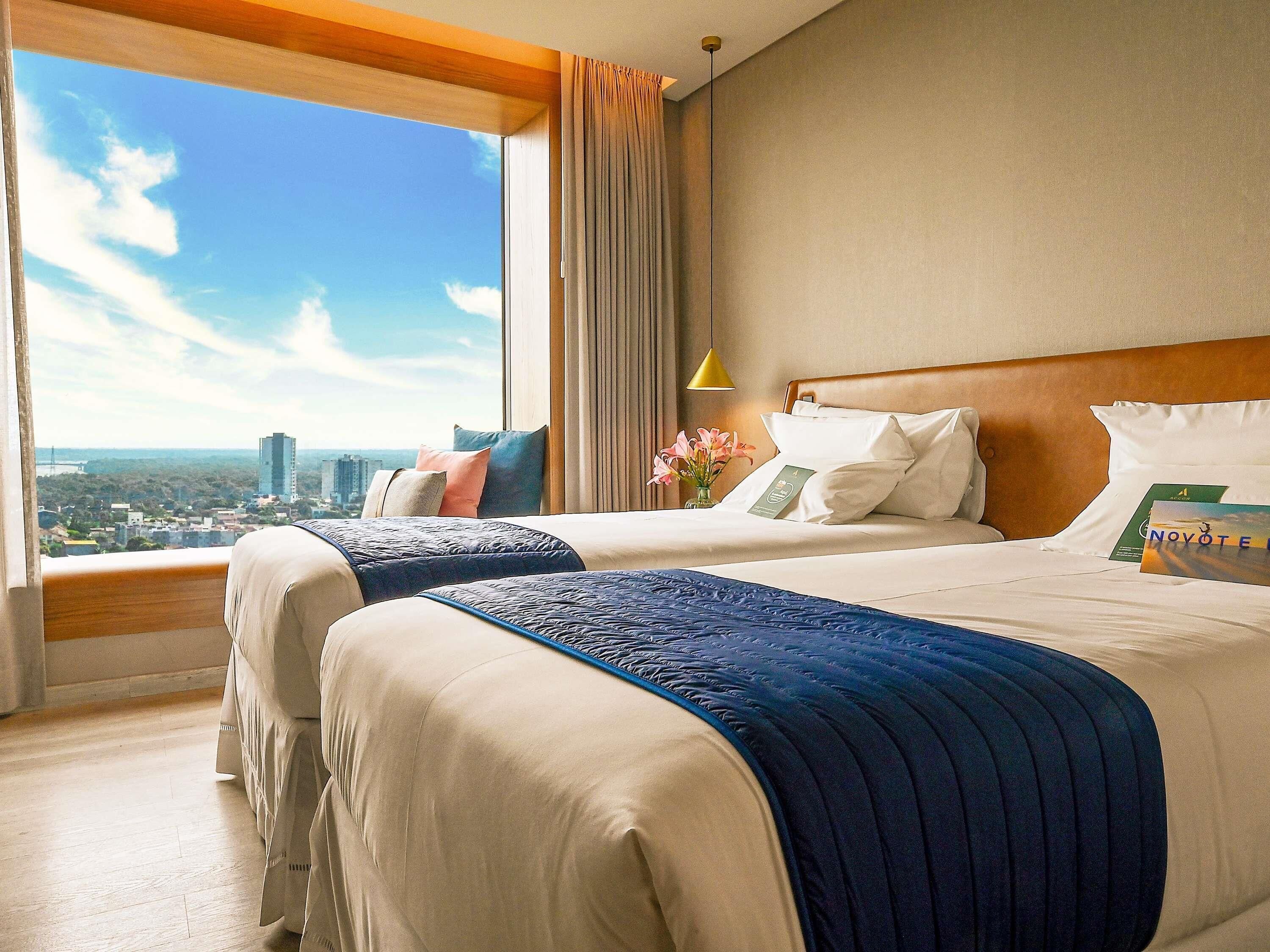 Habitación superior con 2 camas individuales | Ropa de cama de alta calidad, edredón, camas Select Comfort y minibar 