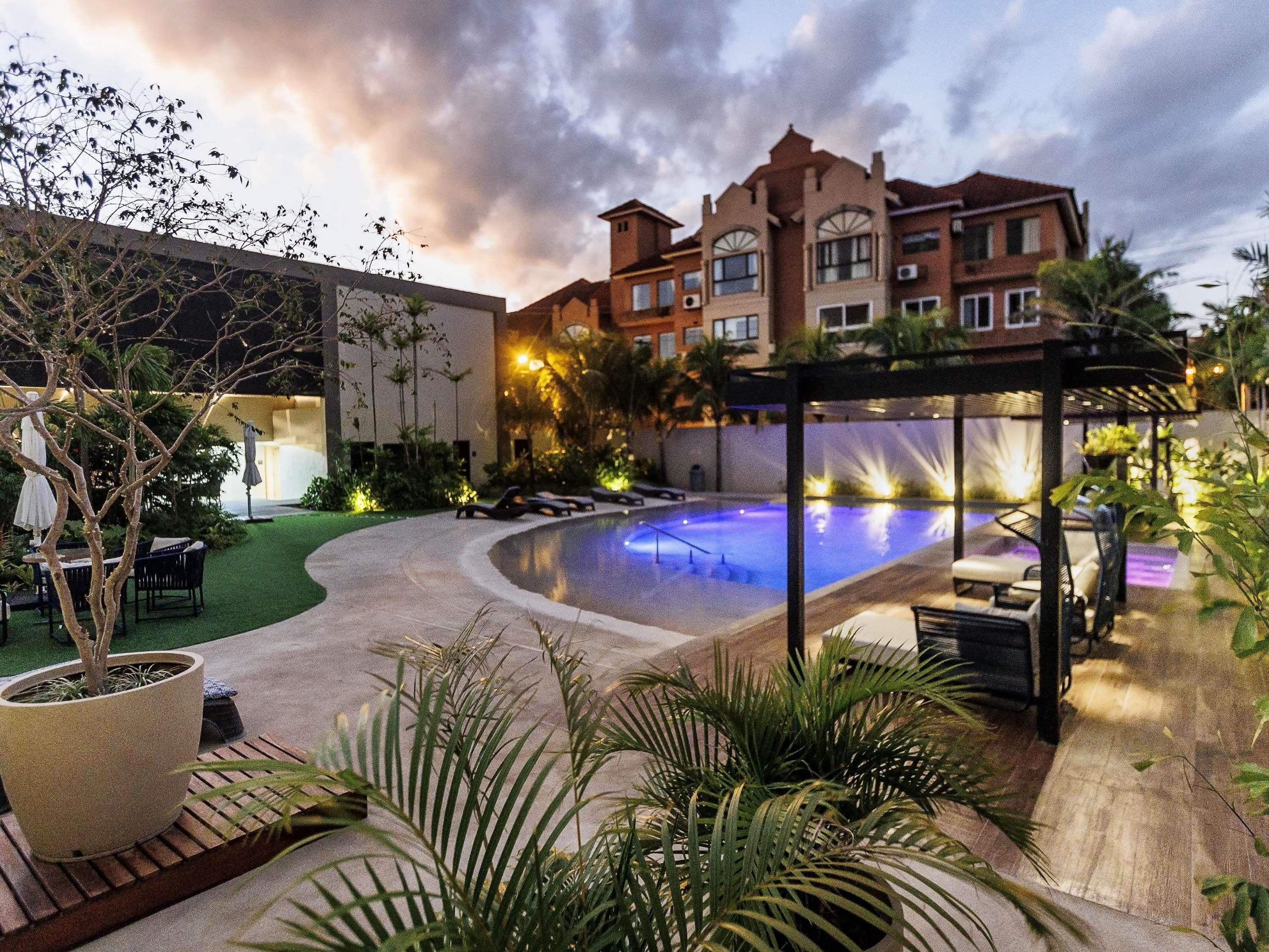 outdoor pool, open 8:00 am to 11:00 pm, free pool cabanas