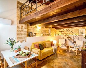 Una Smart TV, libros, una oficina