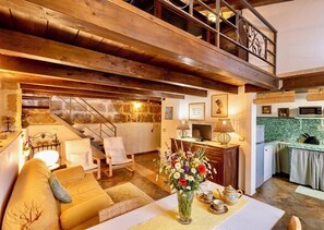 Smart-TV, bøker og kontorer