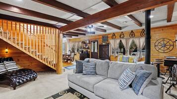 Smart TV, chimenea, reproductor de DVD y libros