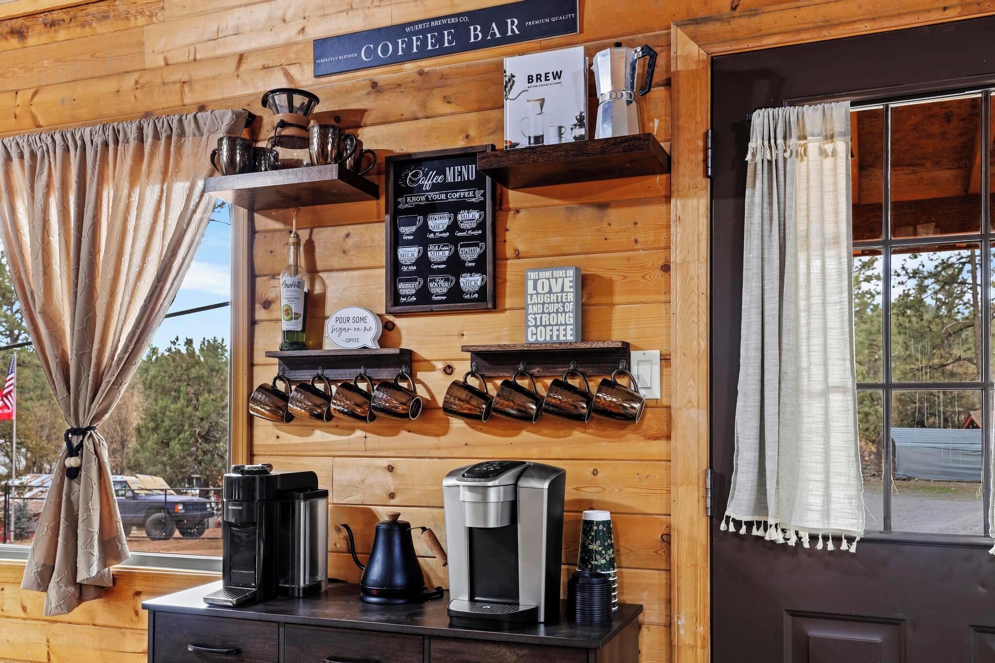 Un café proposant une carte, des tasses à café accrochées au mur et du matériel pour préparer le café.