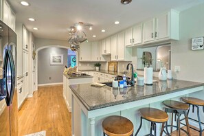 Réfrigérateur, micro-ondes, plaque de cuisson, lave-vaisselle