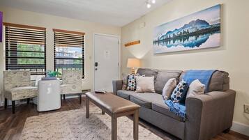 Smart TV, chimenea, futbolito y tenis de mesa