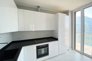 Fridge, oven, stovetop, dishwasher - Villa Nova apartment in Moltrasio – Lake Como (Moltrasio)