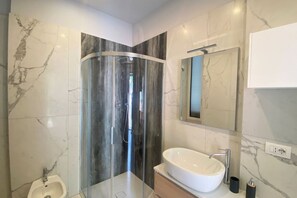 Regadera, secadora de cabello, bidet, toallas 
