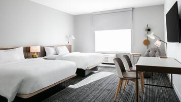 Escritorio, espacio para trabajar con laptop y cortinas blackout