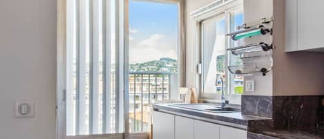 Microwave, oven, dishwasher, coffee/tea maker