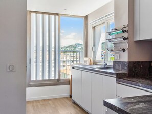 Mikrowelle, Ofen, Geschirrspüler, Wasserkocher mit Kaffee-/Teezubehör