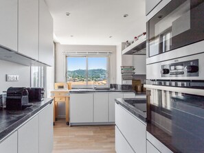 Four à micro-ondes, un four, lave-vaisselle, cafetière-théière