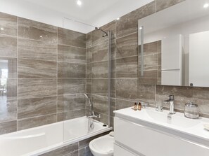 Badewanne, Haartrockner, Handtücher