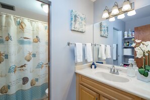Bathroom - Charming Waikiki Skytower (Honolulu)