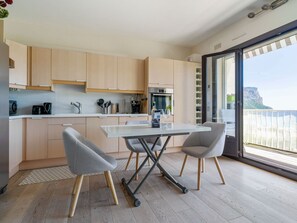 Fridge, microwave, dishwasher, coffee/tea maker
