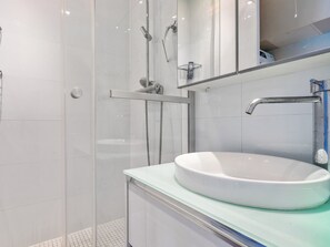 Shower, hair dryer, towels, soap - Appartement Ganteaume - Welkeys (Cassis)
