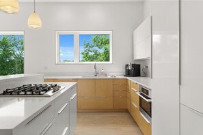 Een koelkast, een microgolfoven, een oven, een kookplaat