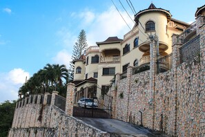 Front of property - Clarridge View Guest House (Montego Bay)