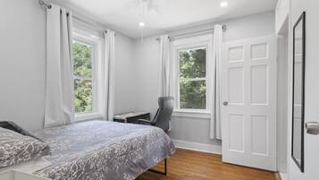 3 slaapkamers, een strijkplank/strijkijzer, gratis wifi, beddengoed