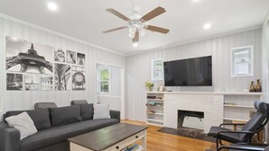 Living area - 3Bd House Walk to DC Metro (Silver Spring)