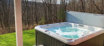 The Johnson Chalet in Bristol/Canandaigua*HOT TUB*