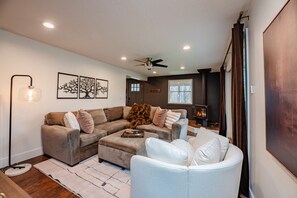 Een televisie en een open haard