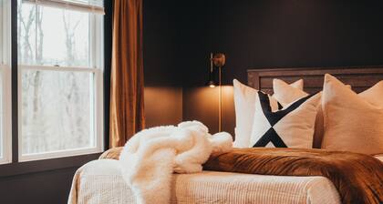 The Johnson Chalet in Bristol/Canandaigua*HOT TUB*