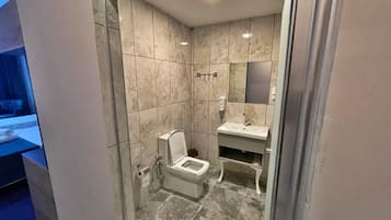 Ducha, artículos de higiene personal gratuitos y secador de pelo