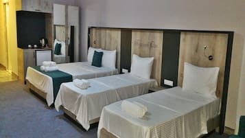 Family Quadruple Room | Desk, soundproofing, free WiFi, bed sheets