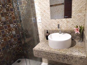 Regadera, toallas, papel de baño 