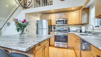 Fridge, microwave, stovetop, dishwasher