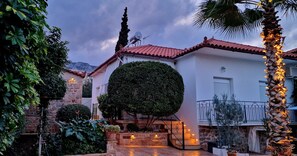 Exterior - Villa house for 6 people with walking distance to the beach & all the amenities. (Tyros)
