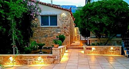Villa house for 6 people with walking distance to the beach & all the amenities.