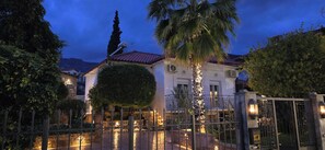 Exterior - Villa house for 6 people with walking distance to the beach & all the amenities. (Tyros)