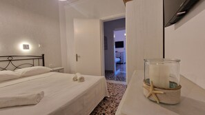3 bedrooms, iron/ironing board, free WiFi, bed sheets - Villa house for 6 people with walking distance to the beach & all the amenities. (Tyros)