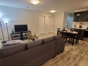 Smart TV, books - Lux Modern 2bd Radiant Suite+Free Parking (Delta)