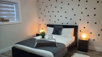 2 slaapkamers, een bureau, een strijkplank/strijkijzer, reisbedje