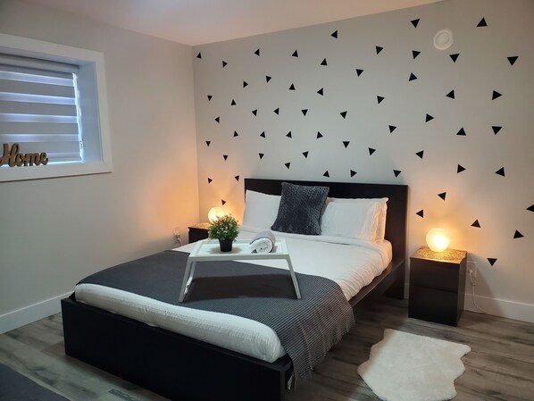 2 chambres, bureau, fer et planche à repasser, lit de bébé portatif