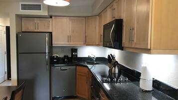 KylskÄp, mikrovÄgsugn, ugn och spishÀll