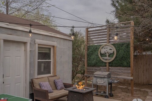 Pet-Friendly Secluded Cottage Large Yard | Walk DT