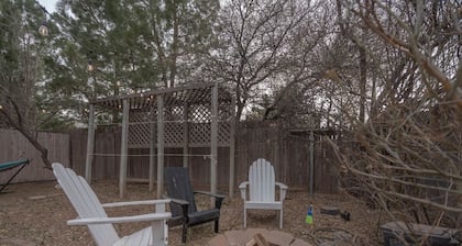 Pet-Friendly Private Cottage | Walk DT+Large Yard