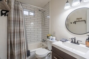 Combined shower/tub, hair dryer, towels - Pet-Friendly Secluded Cottage Large Yard | Walk DT (Midland)