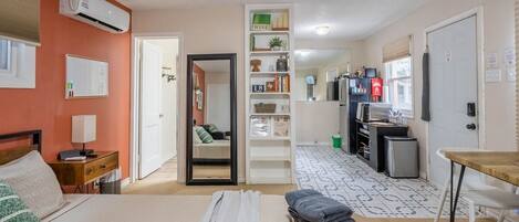 1 habitación, tabla de planchar con plancha, wifi gratis y ropa de cama