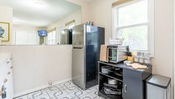 Réfrigérateur, micro-ondes, plaque de cuisson, cafetiÚre/bouilloire