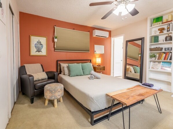 1 habitación, tabla de planchar con plancha, wifi gratis y ropa de cama