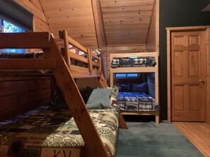 3 bedrooms, desk, iron/ironing board, free WiFi - Beautiful and cozy Cabin (Warrens)